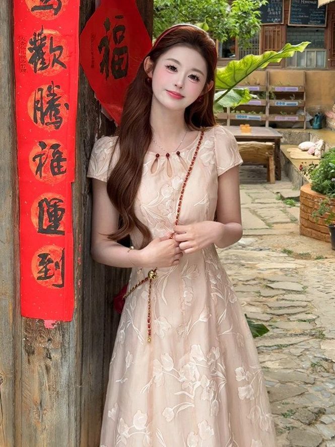 【预售15天】MOOUNCUNS/莫纯2026新中式大圆领花朵提花旗袍收腰显瘦连衣裙女